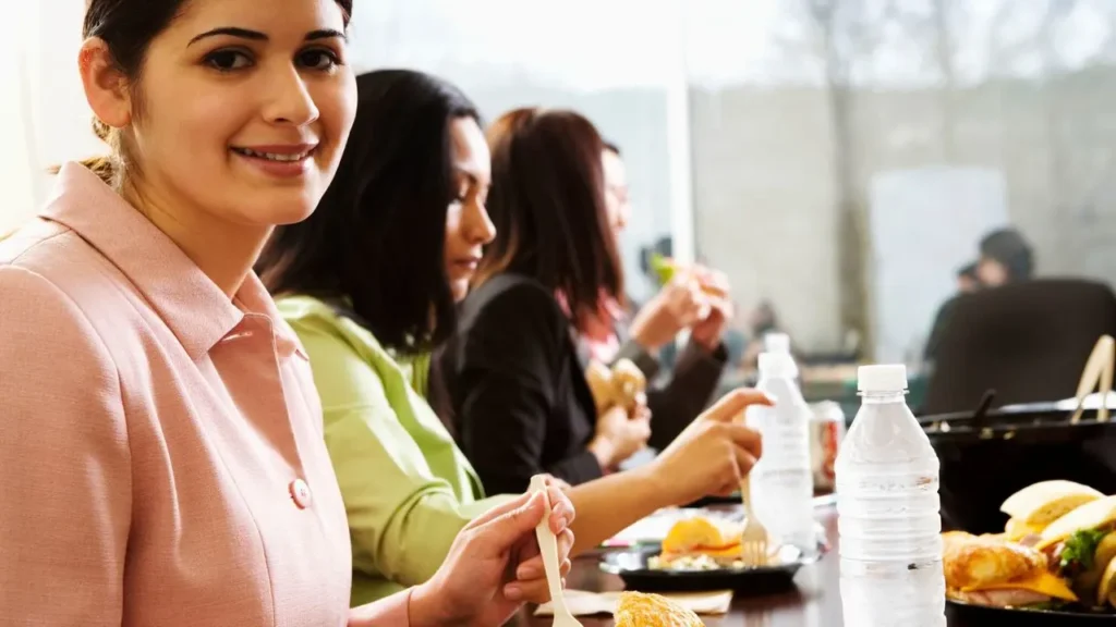 Funcionários se alimentam na empresa: entenda como funciona o PAT